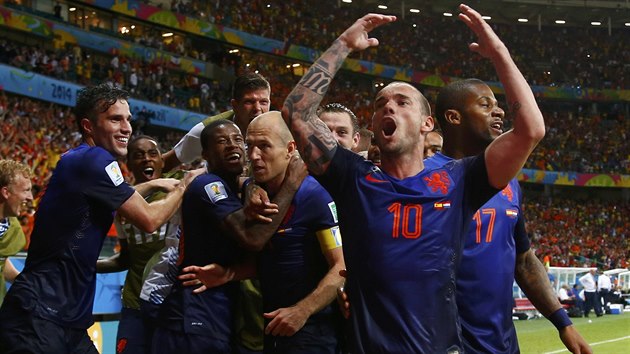 Totální euforie. Nizozemští fotbalisté připravili Španělsku druhou nejhorší porážku na mistrovství světa - vyhráli 5:1