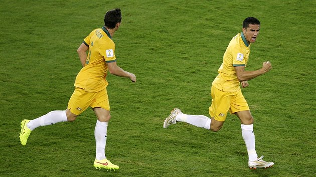 Australan Tim Cahill (vpravo) se raduje z glu, kter vstelil bhem MS v Brazlii v utkn proti Chile