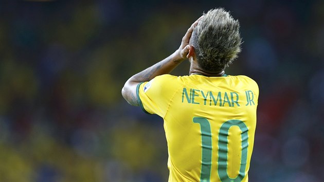 Brazilsk hvzda Neymar se chyt za hlavu. Mexick brank Guillermo Ochoa mu chytil velkou anci