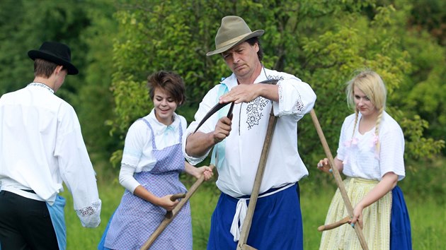 Na Borovskm lkch u Kyjova obnovili tradin kosen luk. (15. ervna, 2014).