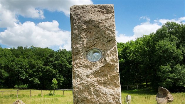 Energetické kameny v Klentnici na Břeclavsku. Z menhirů vyloupal vandal ornamenty.