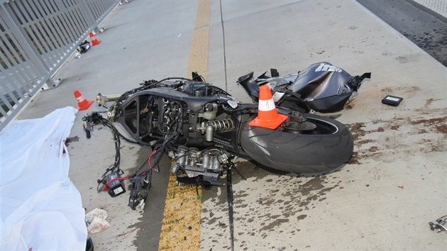 Z motocyklu, kter havaroval na dlninm nadjezdu v Bohumn, zbyly jen trosky.