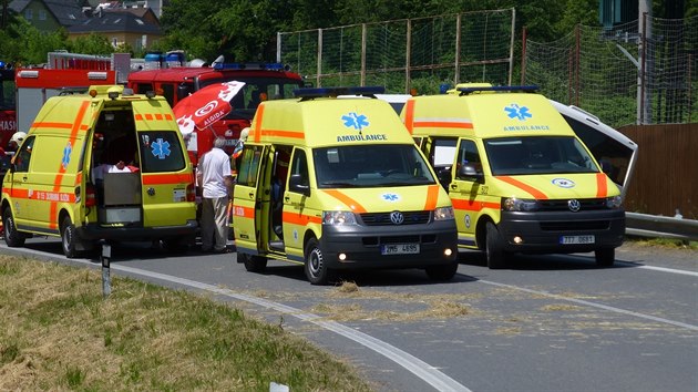 Pi nehod autobusu nedaleko Oder zasahovalo hned nkolik sanitek a dva vrtulnky. Zranno bylo deset lid.