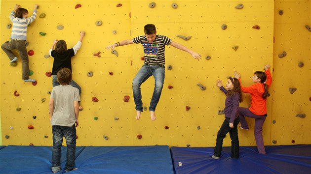 Na pmstskch tborech si mohou dti vyzkouet napklad horolezeckou stnu, tak jako tomu bylo letos o jarnch przdninch na pmstskm tboe v Opav.