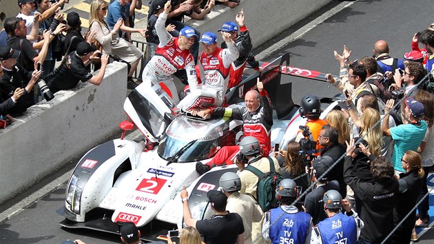 Andre Lotterer, Benoit Treluyer a Marcel Fassler z tmu Audi oslavuj triumf v zvod 24 hodin Le Mans.