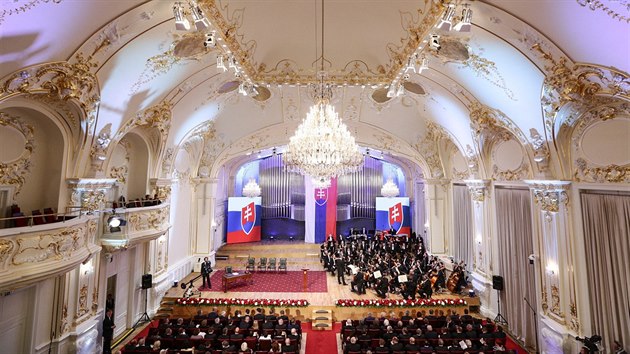 Nov slovensk prezident Andrej Kiska se v nedli po sloen slibu a inauguranm projevu ujal adu (15. ervna)