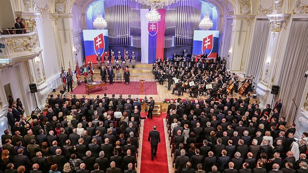 Nov slovensk prezident Andrej Kiska se v nedli po sloen slibu a inauguranm projevu ujal adu (15. ervna)