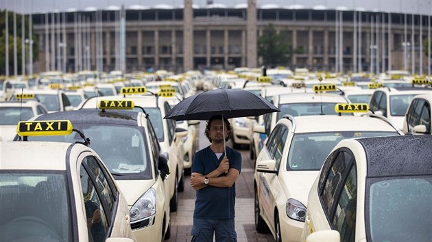 Na protestní jízdu Berlínem vyrazily i přes nepřízeň počasí tisíce taxikářů (11, června 2014)