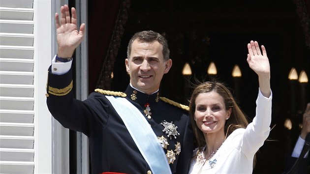 Nový královský pár, král Felipe VI. a královna Letizia, zdraví davy shromádné...
