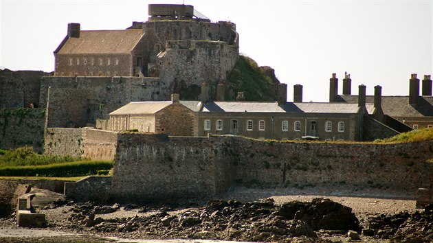 Elizabeth Castle, St Helier, Jersey jeho stavba zaala v 16. stolet a tak byl tak pojmenovan po krlovn Albt I., kter je u ns znm zejmna tm, e nechala popravit Marii Stuartovnu.