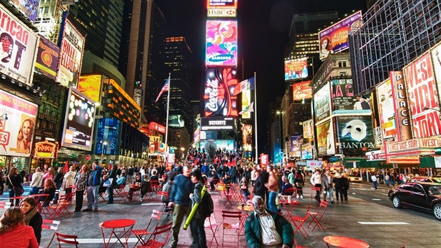 Newmanová vrátila chodce na Times Square.