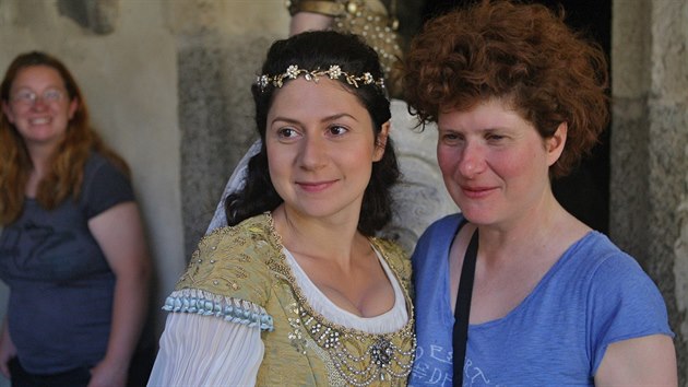 Martha Issová jako Bohdanka a režisérka Alice Nellis při natáčení pohádky na hradě Zvíkov na Písecku.