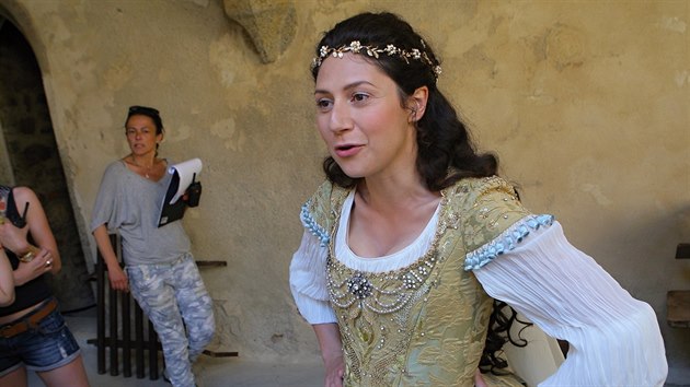 Natáčení pohádky Sedmero krkavců na hradě Zvíkov na Písecku. Na snímku je Martha Issová v roli Bohdanky.
