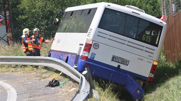 Autobus se v levotoiv zatce u oderskho koupalit dostal mimo silnici. (11. ervna 2014)