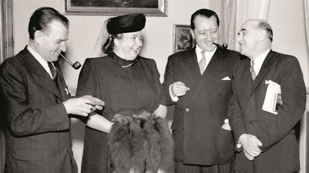 Marta Gottwaldov na recepci, kter se konala na Zbraslavi u pleitosti pobytu marla Josipa Broze Tita (1946).