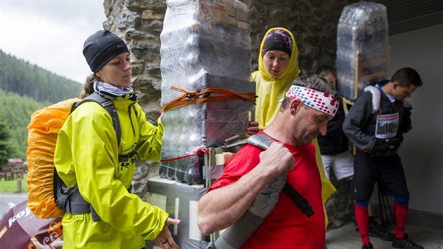 Účastníci třetího ročníku soutěže Sněžka Sherpa Cup pokořili 14. června nejvyšší horu Česka se zátěží na zádech. Téměř třicítka závodníků si zopakovala práci nosičů, kteří dříve vynášeli materiál na vrchol.