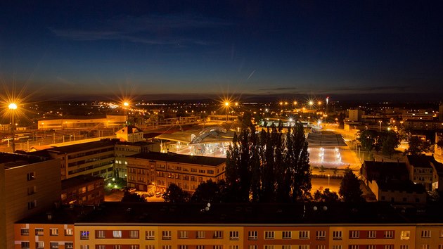 Svteln smog nad Hradcem Krlov, pohled na Terminl hromadn dopravy.