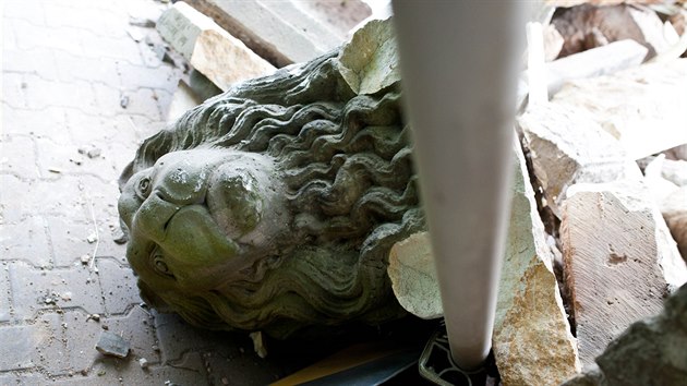 Pískovcové sochy lvů vytvořil pro bránu v Nahořanech na Náchodsku sochař Antonín Sucharda. (16. 6. 2014)