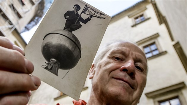 Antonín Vlček ukazuje fotografii svého otce, který se podílel na opravě střechy zámecké věže v roce 1950. Jeho vzkaz budoucím generacím byl objeven při letošní rekonstrukci věže náchodského zámku. (16. 6. 2014)