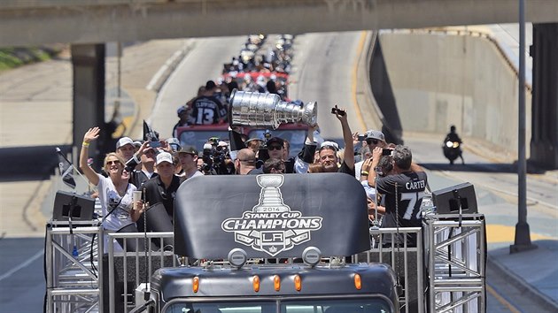 JAKO TERMINTOR. Scenrie v Los Angeles podobn t, na n se odehrvala honika kamionu s motocyklem ve filmu Termintor 2, tentokrt uvtala hokejov Termintory se Stanley Cupem.