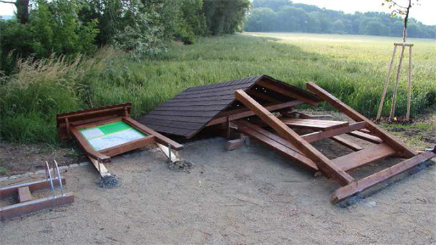 Zdemolované lavičky s přístřeškem u cyklostezky vedoucí k přírodnímu koupání v Horce nad Moravou.