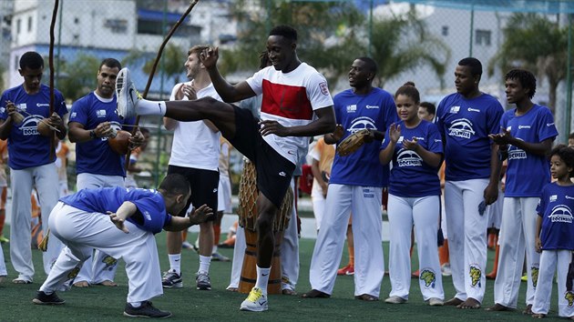 Anglick tonk Danny Welback zkou  afrobrazilsk bojov umn Capoeira ve sportovnm komplexu v chudinsk tvrti Rocinha na jihu Ria de Janeira.