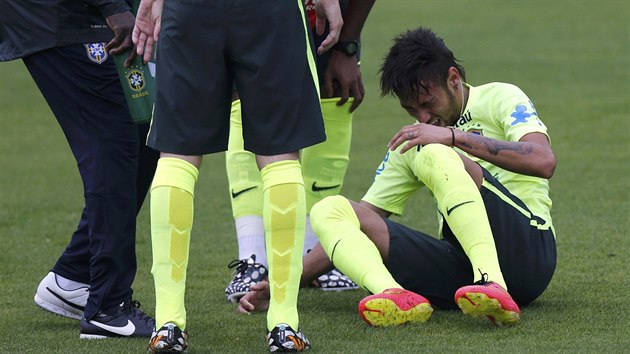 Brazilský hvzdný útoník Neymar sedí na zemi pi tréninku v komplexu...