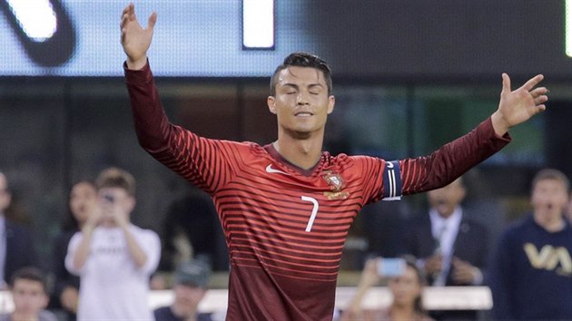 Cristiano Ronaldo v ppravnm utkn proti Irsku pot, co z pmho kopu trefil ty.