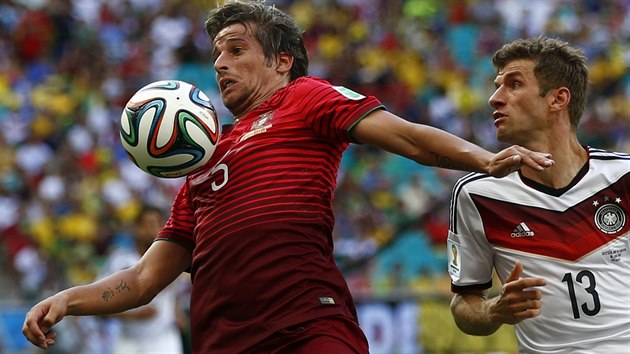 ZPRACOVÁNÍ. Portugalec Fabio Coentrao si kryje míč před Němcem Thomase Müllerem.