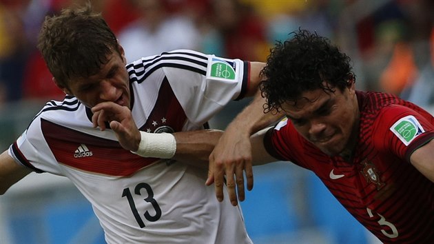 OSTRÝ BLOK. Portugalec Pepe (vpravo) brání Thomase Müllera, který v zápase nastřílel hattrick.