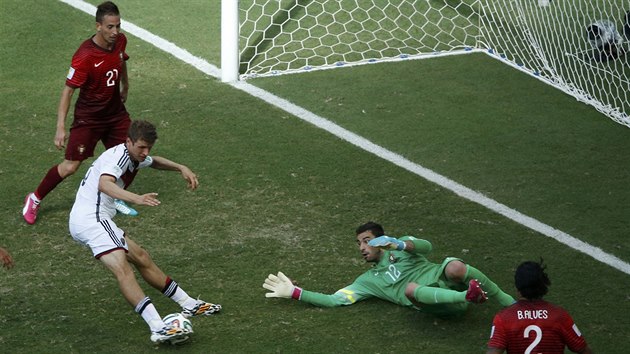 HATTRICK. Němec Thomas Müller střílí třetí gól v zápase proti Portugalsku.