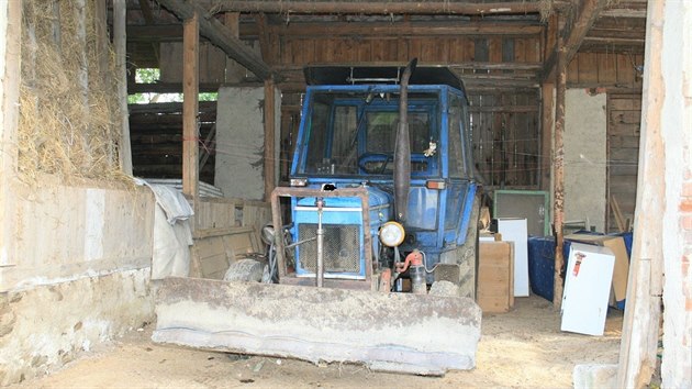 Krdee ml na svdom organizovan tylenn gang. V noci na stedu 11. ervna ale zlodji ukradli posledn traktor. Brzy rno pak zsahovka ti mue a jednu enu zadrela i s traktorem.