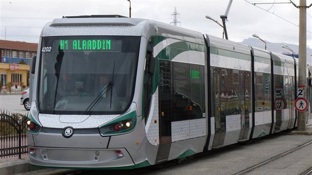 Tramvaj z dílen plzeské kody Transportation vozí první cestující v Turecku.