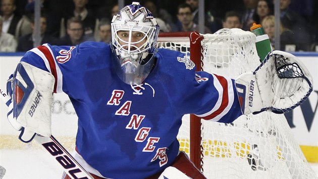 CHOBOTNICE NA LED. Branká New York Rangers Henrik Lundqvist je pipraven puk