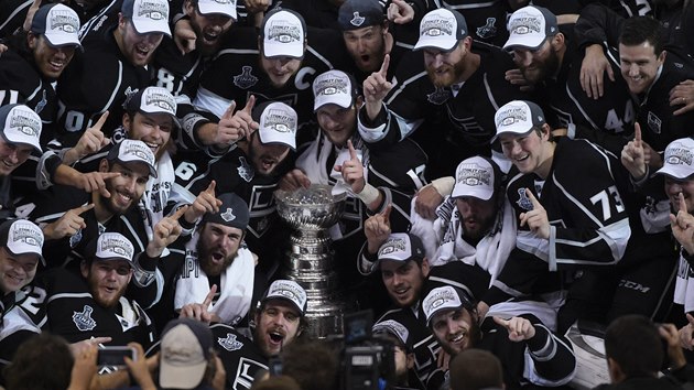 AMPIONI. Hokejisté Los Angeles pózují se Stanley Cupem. 