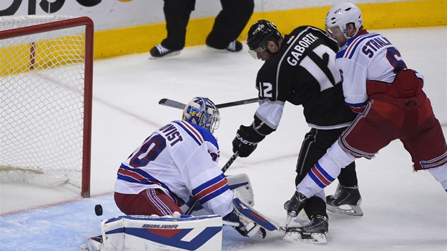 SLOVENSK KANONR. Brank New York Rangers Henrik Lundqvist inkasuje po anci Marina Gborka z Los Angeles.  