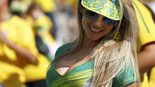 Brazilsk fanynka na zahajovacm zpase mistrovstv svta 2014.