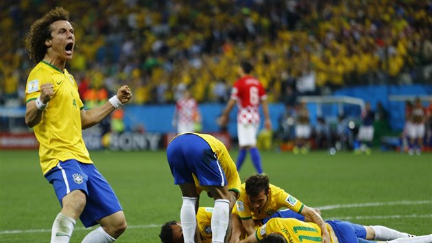 Brazilt fotbalist se raduj ze vstelenho glu. V poped David Luiz.