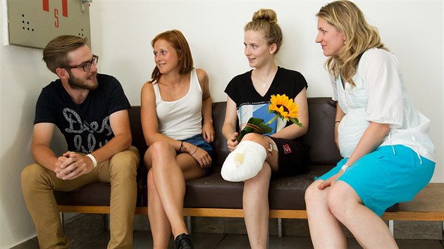 Osmnáctiletá studentka Ivana Trummová z Hradce Králové přišla o nohu, když spadla pod vlak. Přátelé pro ni založili sbírku Střevíček pro Ivču.