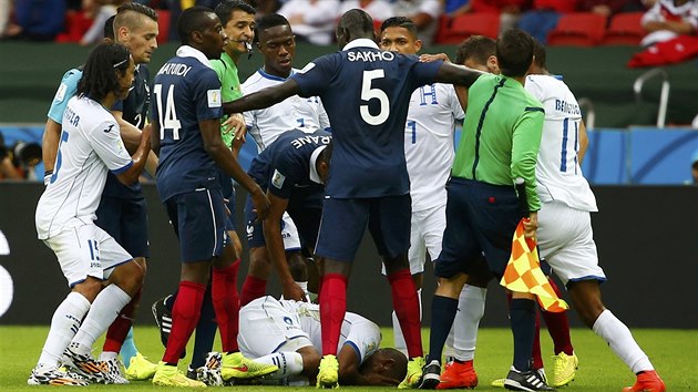 V prvním poločase zápasu se strhla velká strkanice mezi hráči poté, co Francouz Pogba nesmyslně oplácel faul soupeři.