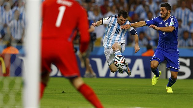 Argentinec Lionel Messi (s mem) se sna pes Seada Kolainace dostat do ance v utkn mistrovstv svta proti Bosn a Hercegovin.