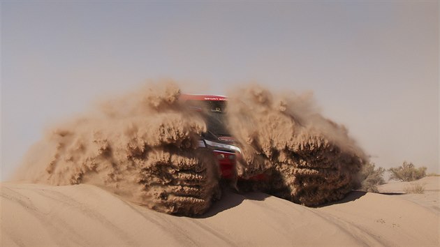 Auta v písku dokáží vytvořit mimořádně působivé kompozice.
