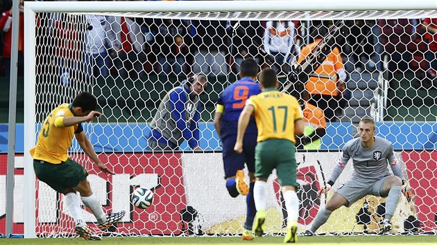 NEEKAN VEDEN. Australan Mile Jedinak (zcela vlevo) promnil penaltu a poslal svj tm do veden 2:1 v utkn proti Nizozemsku.