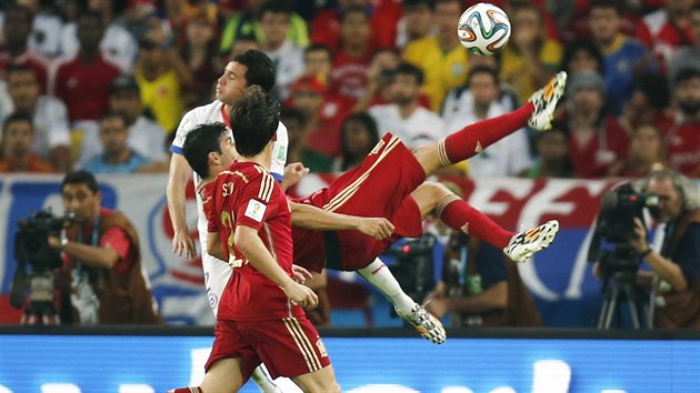 PŘES HLAVU. Španěl Diego Costa se snažil v utkání proti Chile zakončit i střelou nůžkami. Neuspěl.