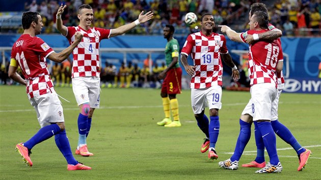 CHORVATSKÁ RADOST. K Ivicu Oličovi (vpravo) se sbíhají jeho spoluhráči na oslavu gólu proti Kamerunu.
