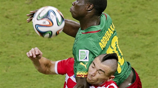 TVRDÝ SOUBOJ. Kamerunec Vincent Aboubakar se snaží udržet míč před Chorvatem Danijelem Pranjičem.