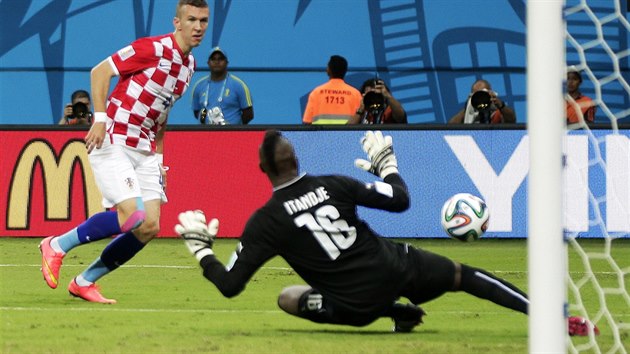 CHYBA BRANKÁŘE. Druhý chorvatský gól přidal Ivan Perišič po špatném výkopu kamerunského gólmana Charlese Itandjeho.