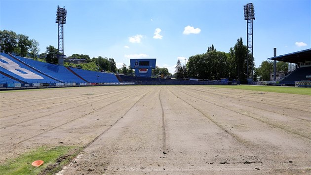 Na Bazalech panuje v tchto dnech il ruch. Rekonstrukce trvnku i dal pravy stadionu jsou v plnm proudu.