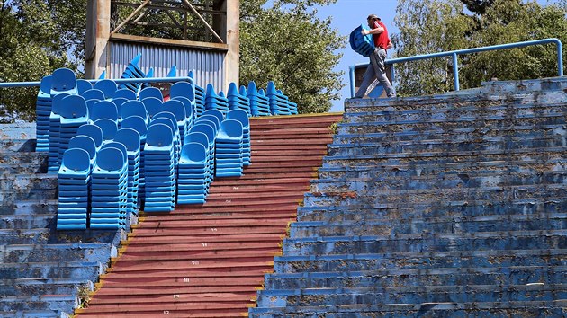 Na Bazalech panuje v tchto dnech il ruch. Rekonstrukce trvnku i dal pravy stadionu jsou v plnm proudu.