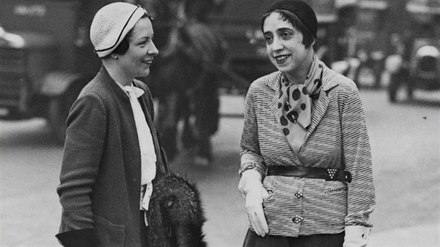 Slavn mdn nvrhka Elsa Schiaparelli (vpravo) v roce 1935 oblkla bhem pobytu v Londn stylovou kalhotovou sukni.